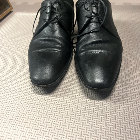 Selling black Hugo boss dress shoes. Good condition - Picture 2 of 4